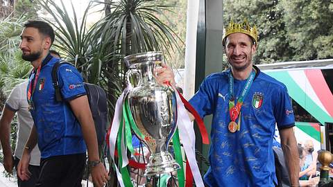 Italienische Spieler mit EM-Pokal - Foto: IMAGO / ULMER Pressebildagentur