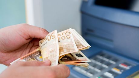 Geldscheine vor Bankautomat - Foto: iStock/:ilkaydede