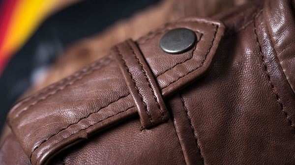 Lederjacke mit Schultertasche - Foto: iStock / sergmam