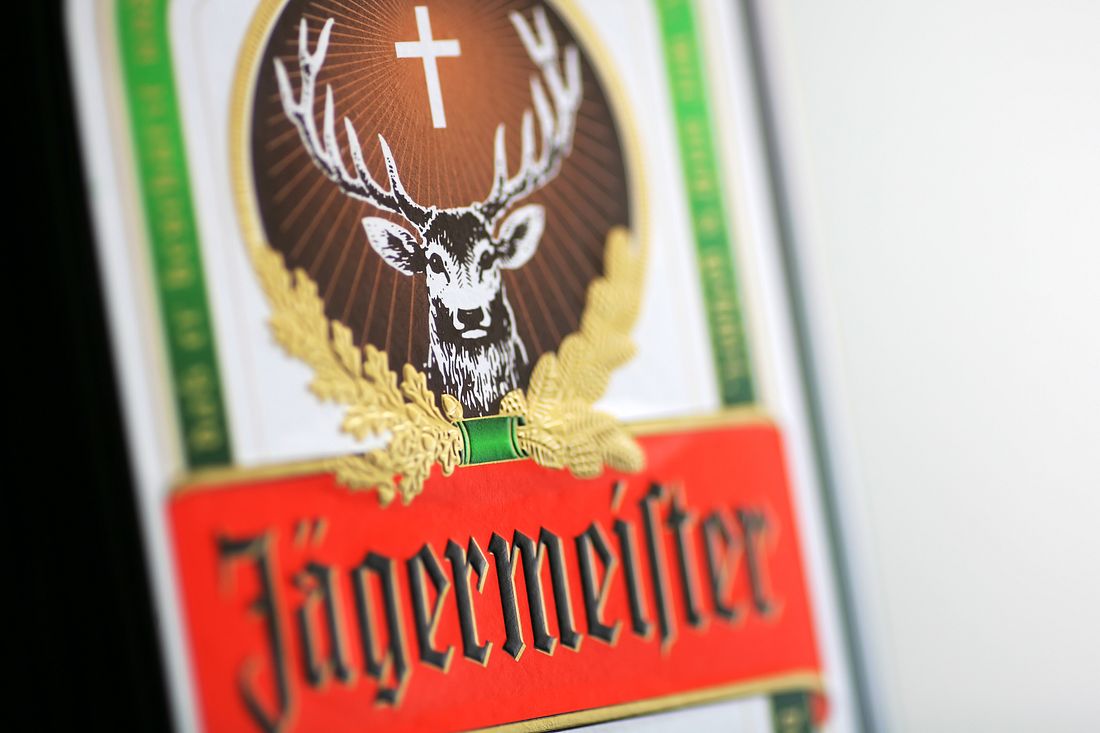 Jägermeister liefert jetzt Alkohol zur Desinfektion Das Jägermeister-Logo auf einer Flasche