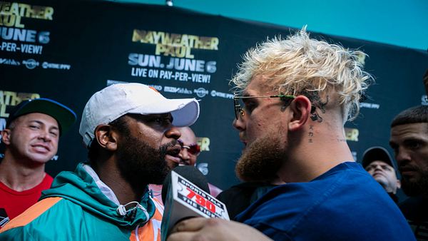 Floyd Mayweather (li.) vs. Jake Paul - Foto: Getty Images / EVA MARIE UZCATEGUI