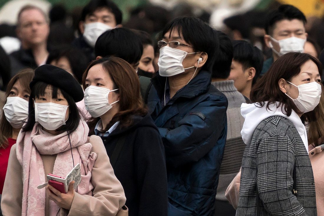 Japan: Jeder Corona-Infizierte bekommt 830 Euro Menschen mit Mund-Nasen-Schutzmasken in Japan