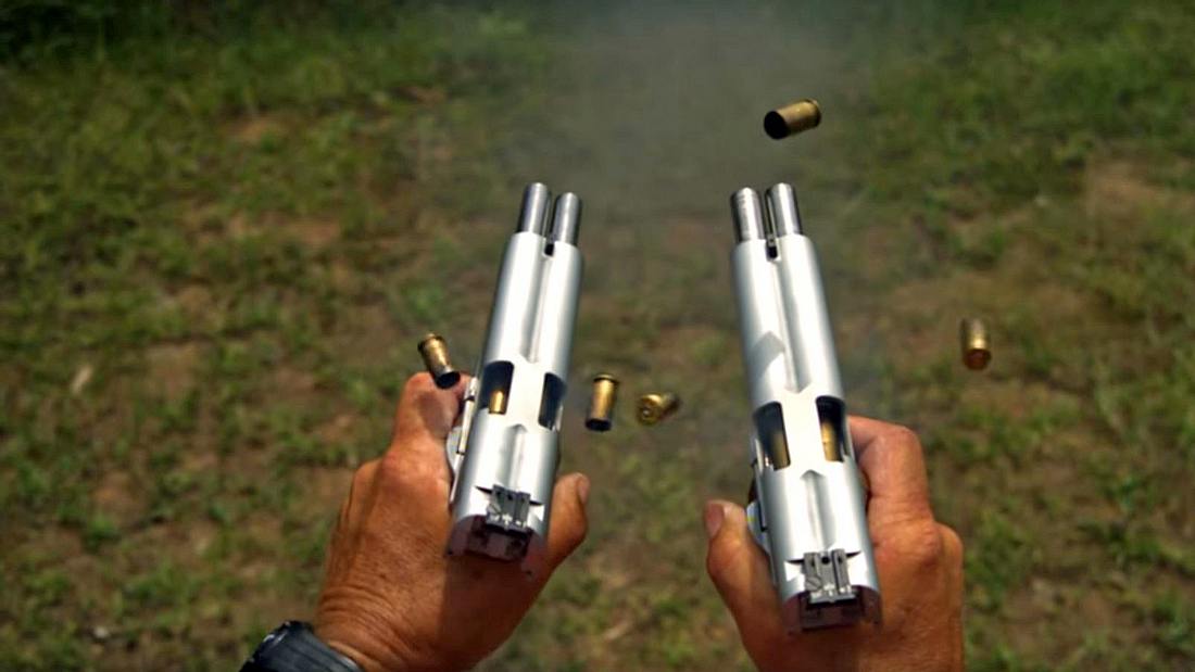 Schneller als sein Schatten: US-Kunstschütze Jerry Miculek feuert mit einer doppelläufigen .45 ACP 1911 satte 20 Kugeln in unter 1.5 Sekunden ab Jerry Miculek feuert 20 Kugeln in unter 1.5 Sekunden ab