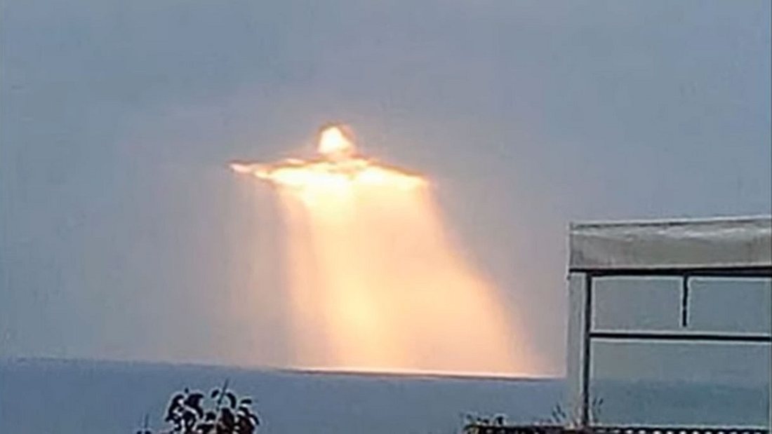 Jesusartige Wolkenformation am Himmel über Agropoli. Jesusartige Wolkenformation am Himmel über Agropoli.