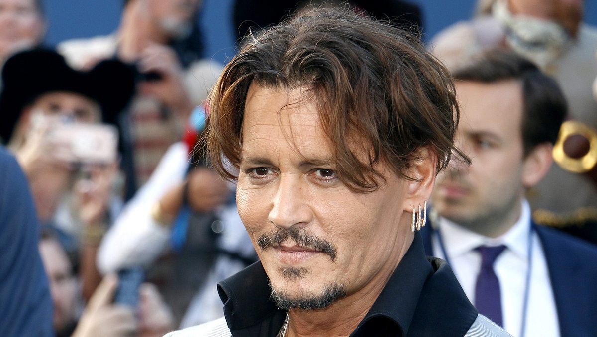 Johnny Depp trägt den Cropped Shag