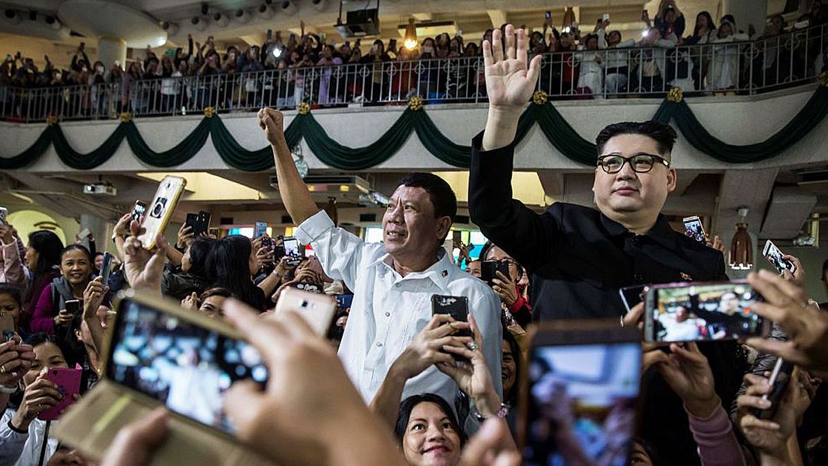Kim Jong-un trifft Rodrigo Duterte in Hongkong - allerdings handelt es sich nur um die Doppelgänger.