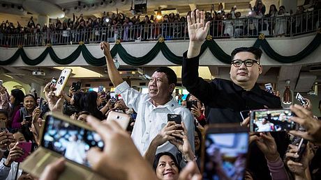 Kim Jong-un trifft Rodrigo Duterte in Hongkong - allerdings handelt es sich nur um die Doppelgänger. - Foto: Getty Images/ISAAC LAWRENCE