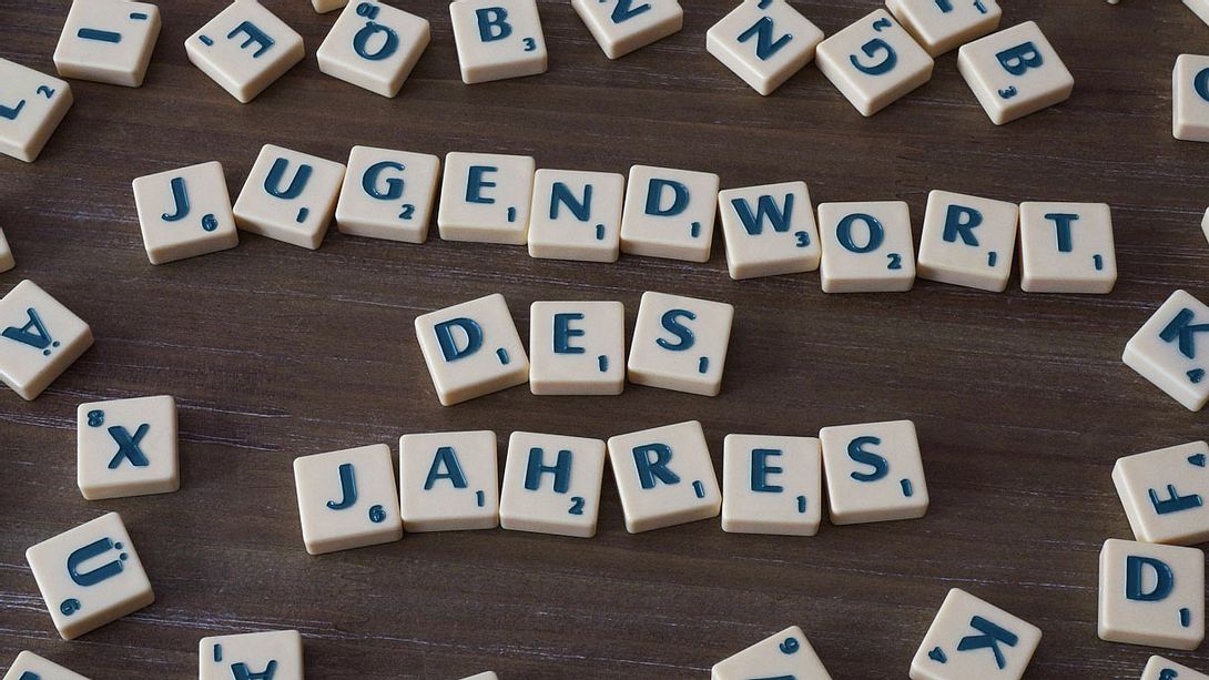Jugendwort des Jahres, gelegt mit Scrabble-Spielsteinen - Foto: imago images / Steinach