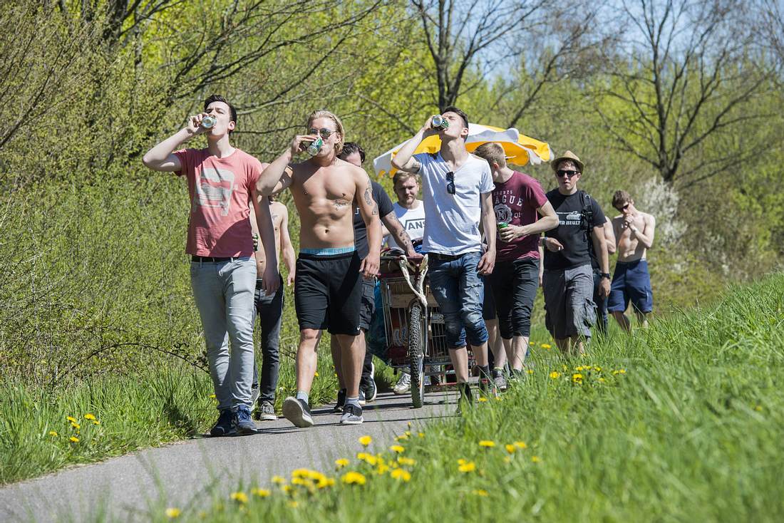 Junge Männer auf Vatertagstour Junge Männer auf Vatertagstour
