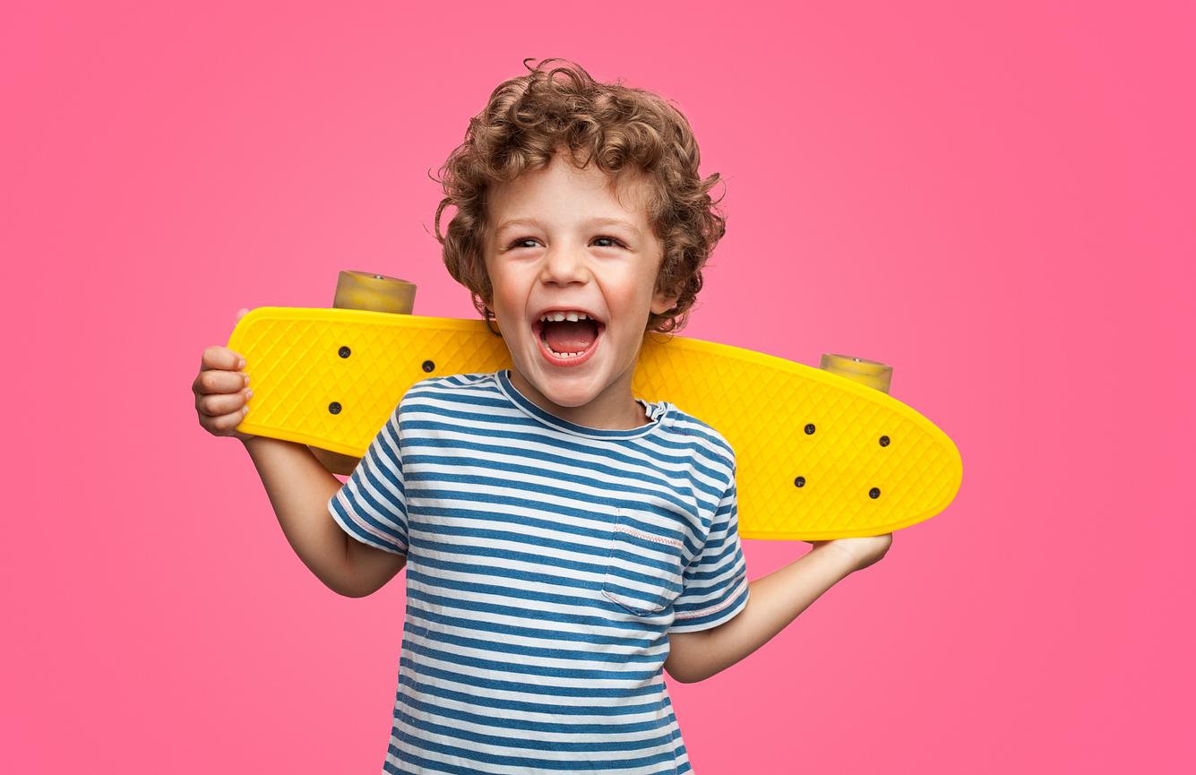 Die coolsten Jungennamen mit E Junge mit Skateboard