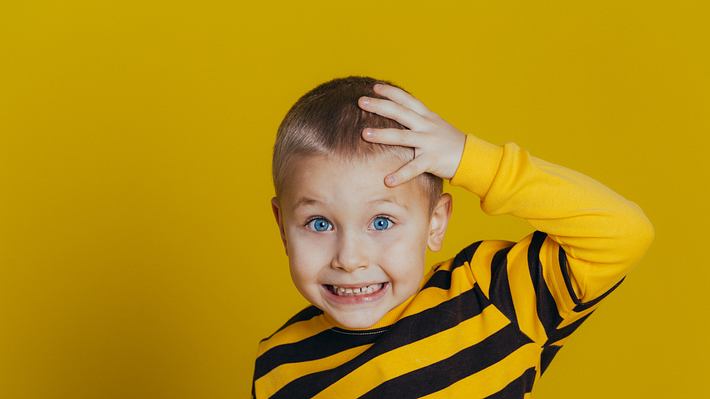 Junge im Streifen-Pullover - Foto: iStock/Natalia Shabasheva