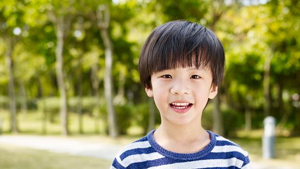 Junge im gestreiften T-Shirt - Foto: iStock/imtmphoto