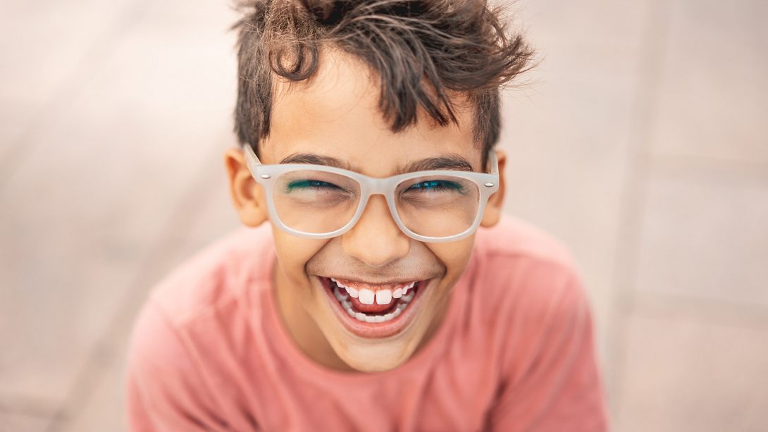 Junge mit Brille - Foto: iStock/MesquitaFMS