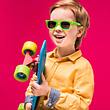 Junge mit Sonnenbrille und Skateboard - Foto: iStock/LightFieldStudios