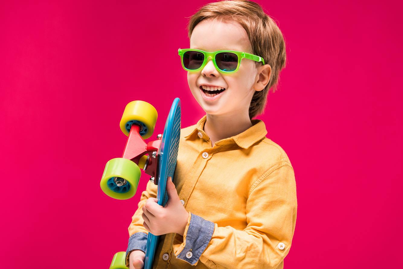 Junge mit Sonnenbrille und Skateboard