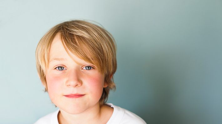 Junge mit blonden Haaren - Foto: iStock/chuckcollier