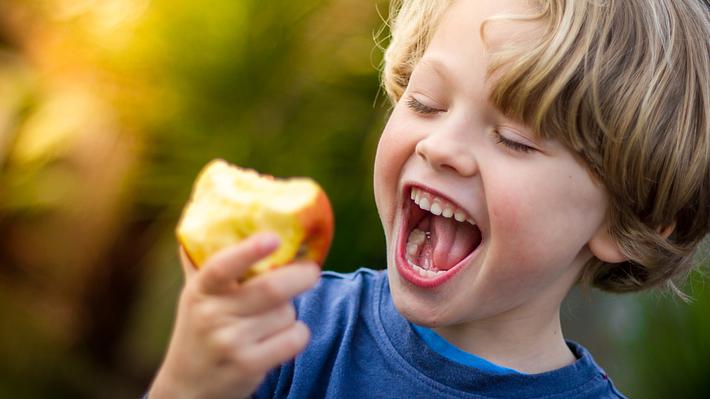Junge isst Apfel - Foto: iStock/taonga