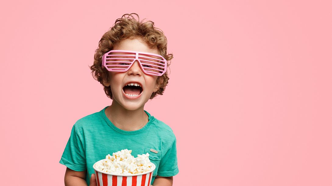 Junge mit Brille und Popcorn - Foto: iStock/max-kegfire