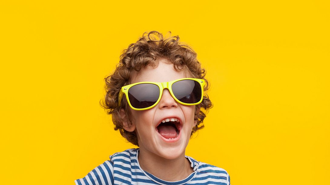 Junge mit großer gelber Brille - Foto: iStock/max-kegfire