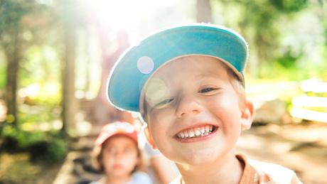 Junge mit Cap - Foto: iStock/ferrantraite