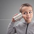 Junge mit Dosen-Telefon - Foto: iStock/BrianAJackson