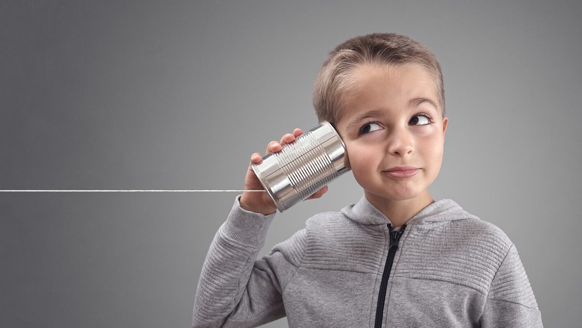 Junge mit Dosen-Telefon