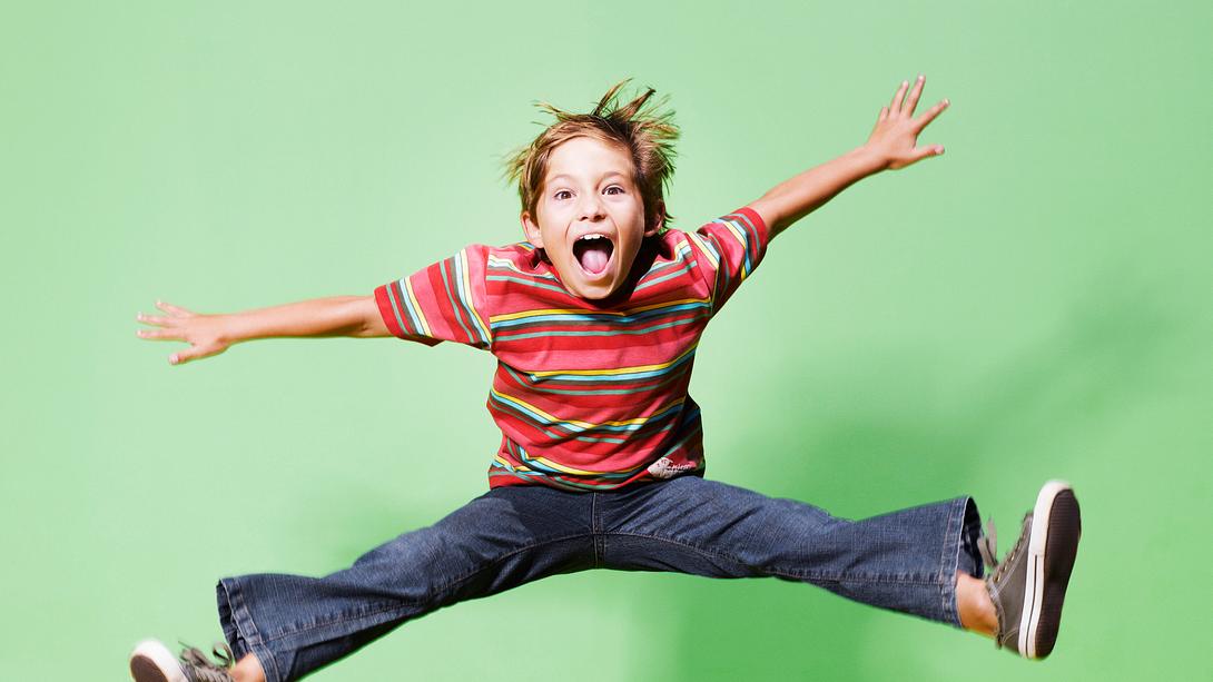 Junge springt hoch - Foto: iStock/Robert Daly