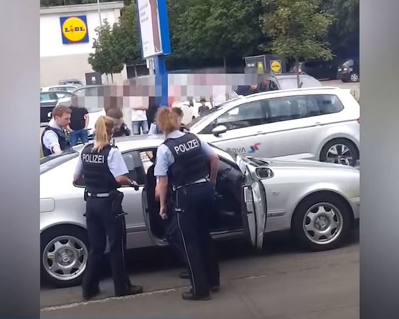 Polizisten bei Straßenkontrolle in Siegen