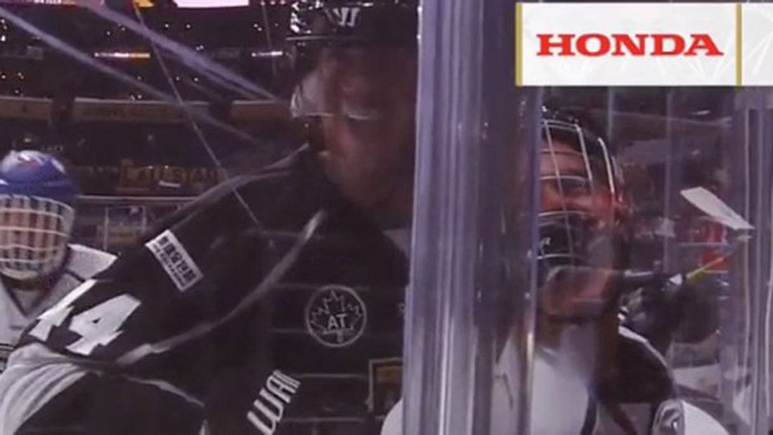 NHL-Legende Chris Pronger hat gut Lachen Justin Bieber musste beim Celebrity Game der NHL ordentlich einstecken