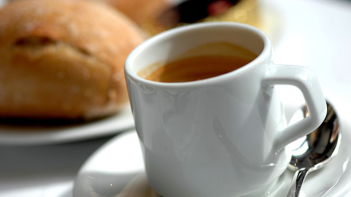 Urteil: Kaffee und Brötchen gelten nicht als Frühstück