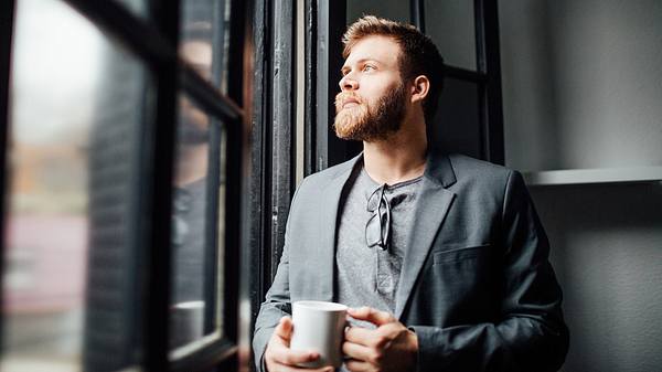 Studie belegt: Kaffee direkt am Morgen ist keine gute Idee - Foto: iStock / alvarez