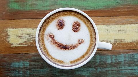 Studie belegt: Kaffeetrinker leben besser - Foto: iStock / praisaeng