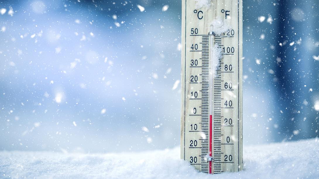 Thermometer im Schnee - Foto: iStock / MarianVejcik