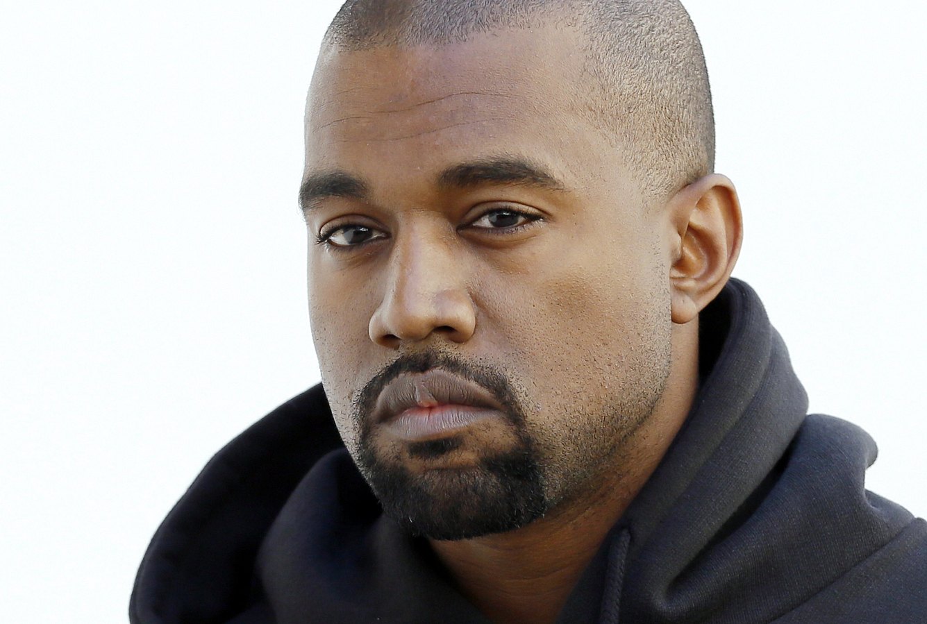 Unfassbarer Ausraster im Video: Kanye West pinkelt auf seinen Grammy Kanye West