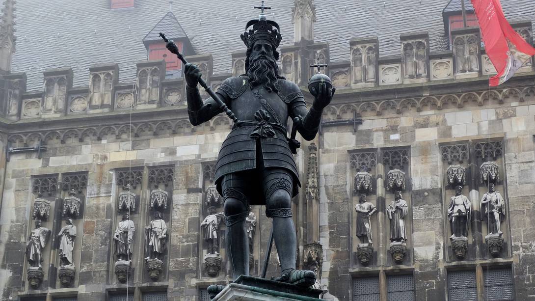Karl der Große Statue - Foto: iStock / Omm-on-tour