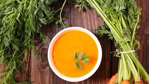 Karottensuppe-Rezept: So einfach gehts - Foto: iStock / margouillatphotos