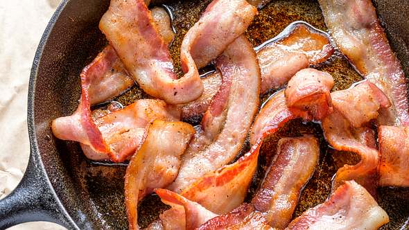 Pfanne mit Bacon - Foto: iStock/4kodiak