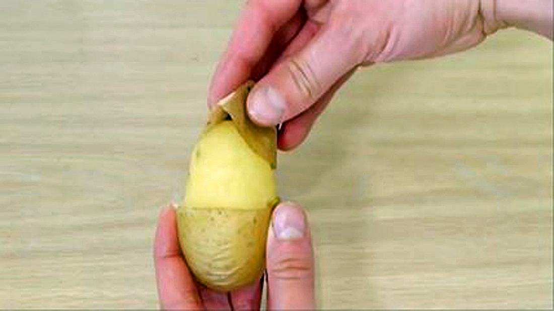 Genialer Food-Hack: Mit diesem Trick schälst du deine Kartoffeln nur mit einem Messer in Sekundenschnelle Mit diesem Trick schälst du Kartoffeln in Sekundenschnelle
