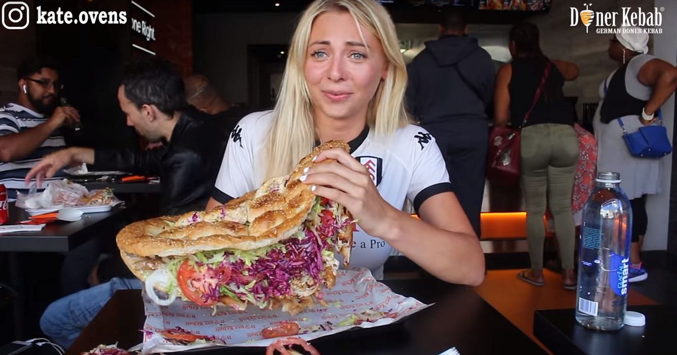 Kate Ovens isst einen 3-Kilo-Döner Kate Ovens isst einen 3-Kilo-Döner
