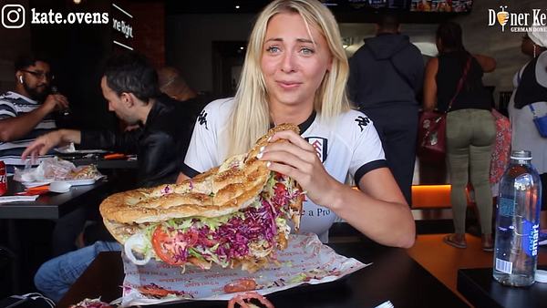 Kate Ovens isst einen 3-Kilo-Döner - Foto: YouTube / Kate Ovens