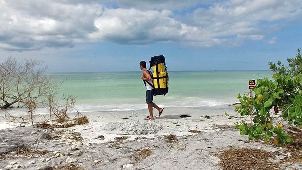 Die steckbaren Pakayaks sind Kayaks, die zu einem Rucksack umfunktioniert werden können