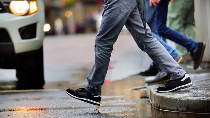 Mann geht über die Straße - Foto: iStock / olaser