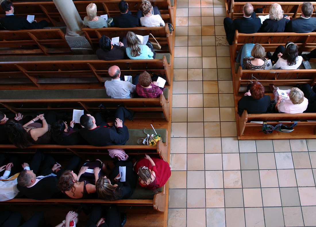 Kein Gottesdienst erlaubt: Katholiken klagen gegen Corona-Verbot Menschen beim Gottesdienst