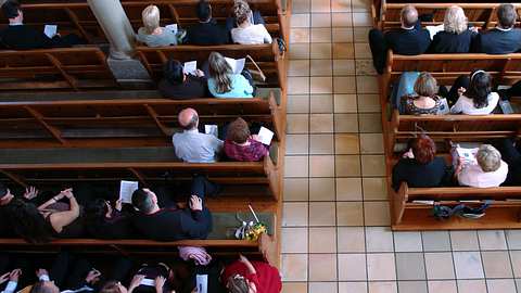 Menschen beim Gottesdienst - Foto: iStock / Exkalibur