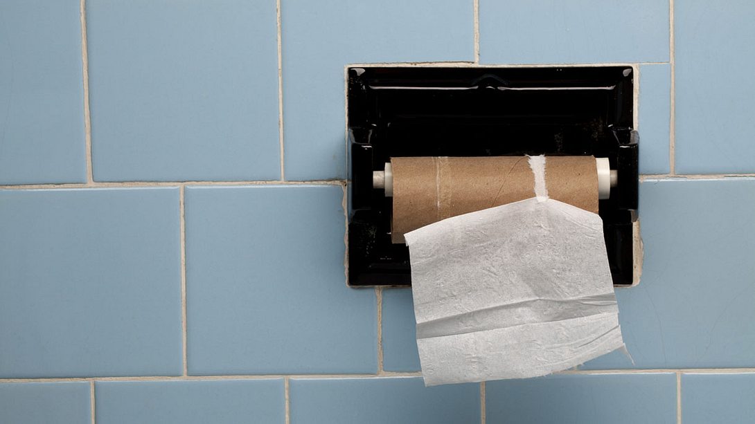 Kein Toilettenpapier mehr - Foto: iStock / gmcoop
