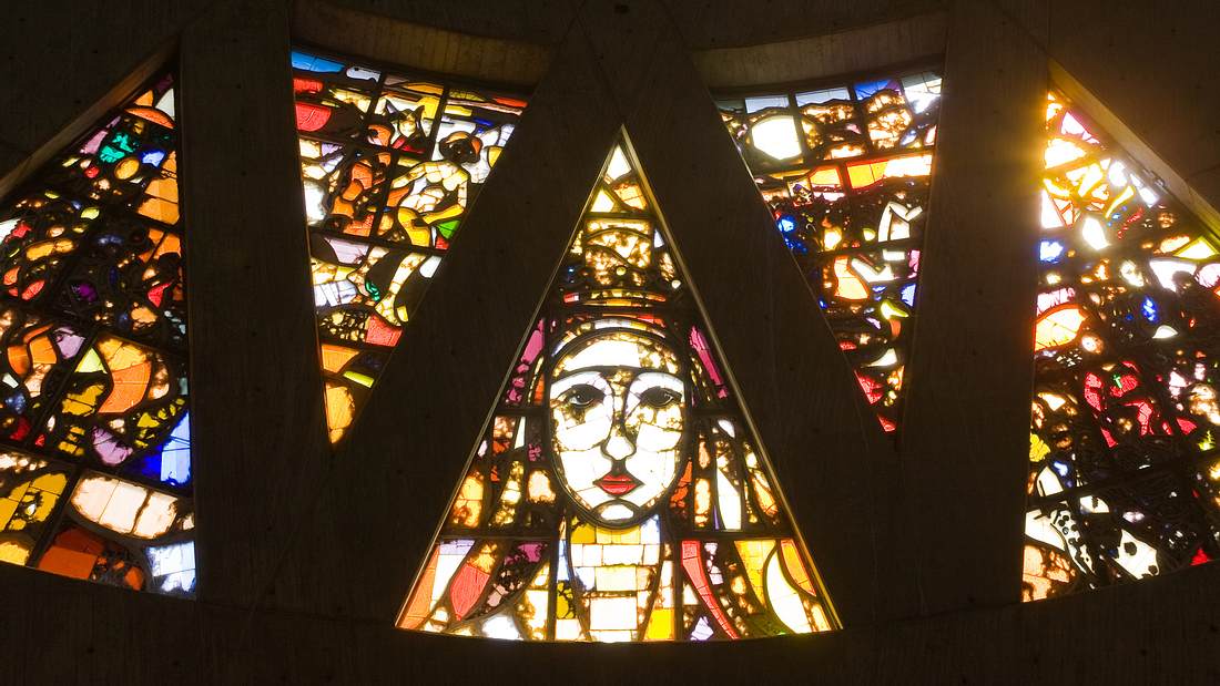 Kein Spaß: Corona laut Heiligenlexikon Schutzpatronin gegen Seuchen Bemalte Fenster in einer Kirche