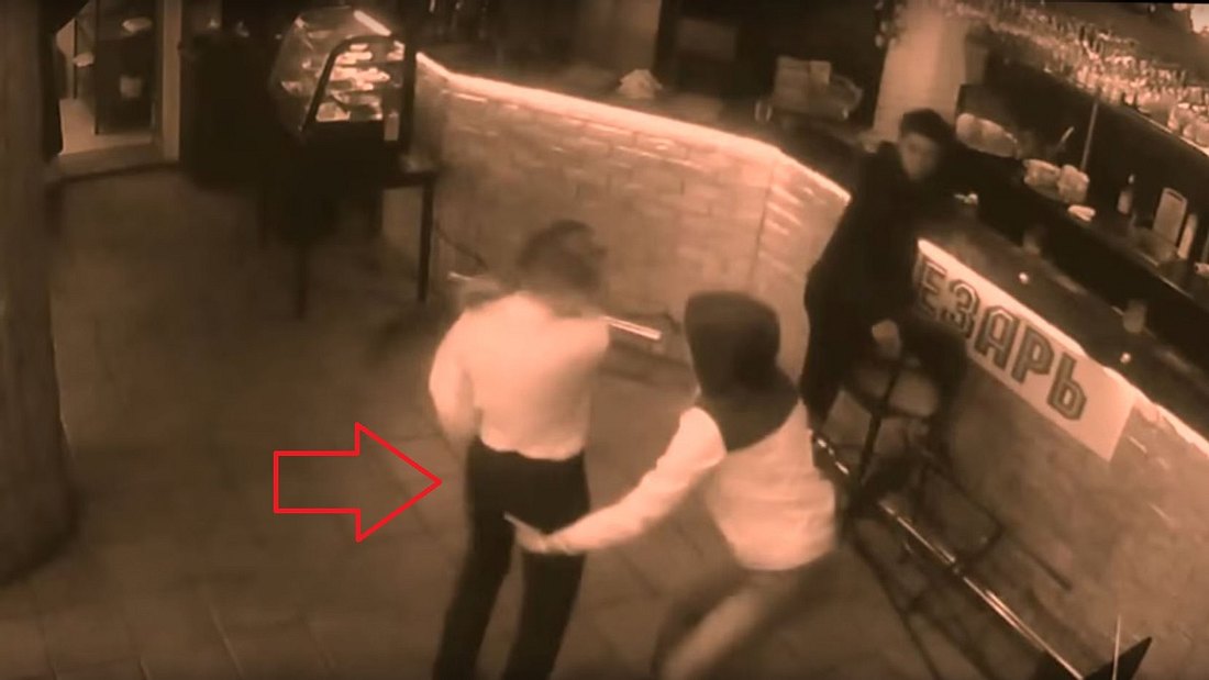 Eine russische Kellnerin schlägt einen aufdringlichen Bar-Gast