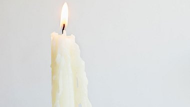 Brennende Kerze - Foto: iStock / FSTOPLIGHT