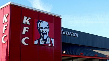 Bei KFC gibt es den Beyond Fried Chicken - Foto: iStock/aureliefrance