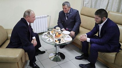 Vladimir Putin (links) trift Khabib Nurmagomedov (rechts) - Foto: Getty Images /	MIKHAIL KLIMENTYEV